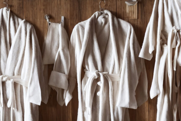 Morgenkåbe vs. badekåbe: Hvad er forskellen og hvilken skal du vælge?